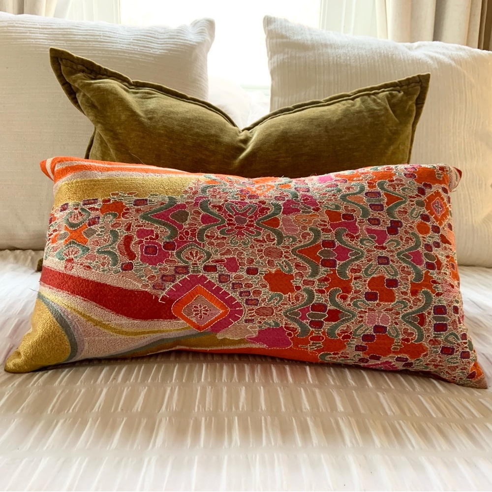 Natori “topkapi palace” embroidered lumbar accent pillow